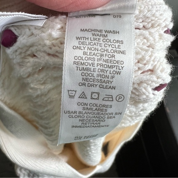 Liz Claiborne Cream Textured Sweater with unique V-neck Size Medium - Picture 8 of 10